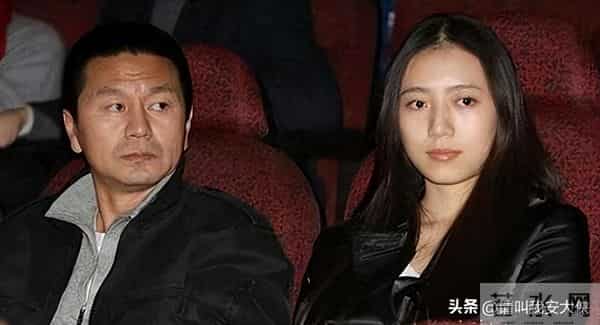 为了嫁给大自己22岁的吴若甫,她饱受舆论风波,如今生活令人羡慕