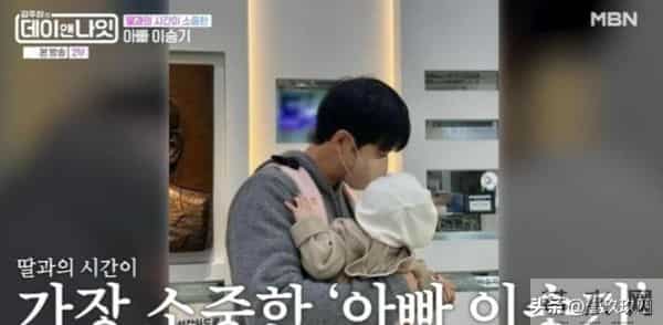 镜头前，他展示了女儿的照片；镜头后，他切断了与岳父母的关系