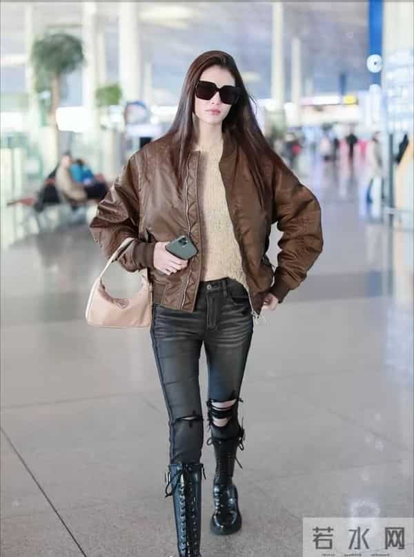 何穗身穿飞行夹克破洞裤,脚踩长筒马丁靴,气场超强