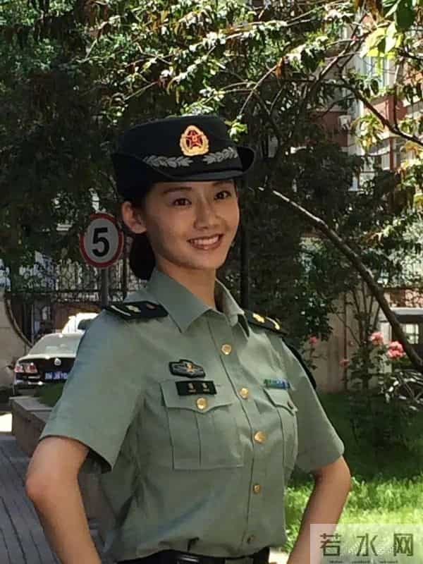 看了郑恺和苗苗合影,再看他和孙骁骁合影,生理性喜欢显而易见