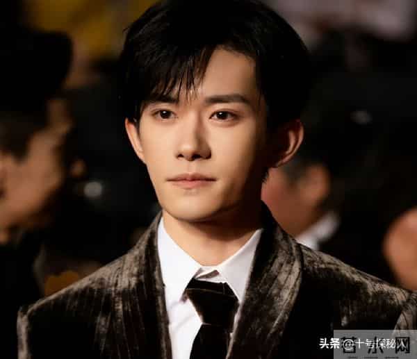 陪玩陪睡只是冰山一角？王晶再曝娱乐圈黑幕，易烊千玺惨被牵连