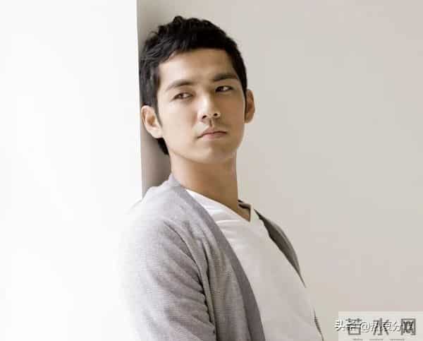 收手吧钟汉良!眼窝塌陷,脸部肿胀,疲态尽显,别再尬演精英男