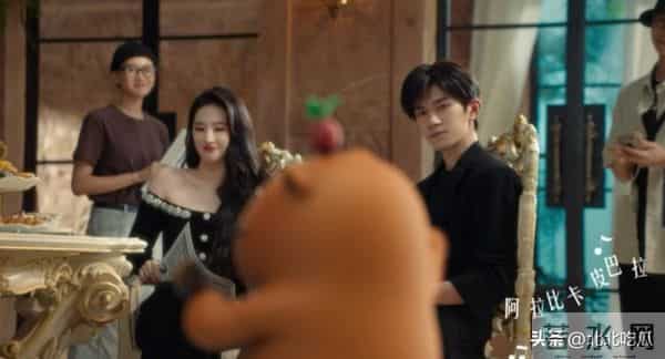 太养眼了！38岁的刘亦菲竟真的跟25岁的易烊千玺合作，快递剧本吧