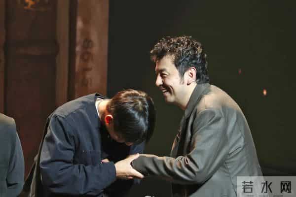 上戏80周年大合影，金世佳有少年感，陈赫靠边坐，王传君稳居C位