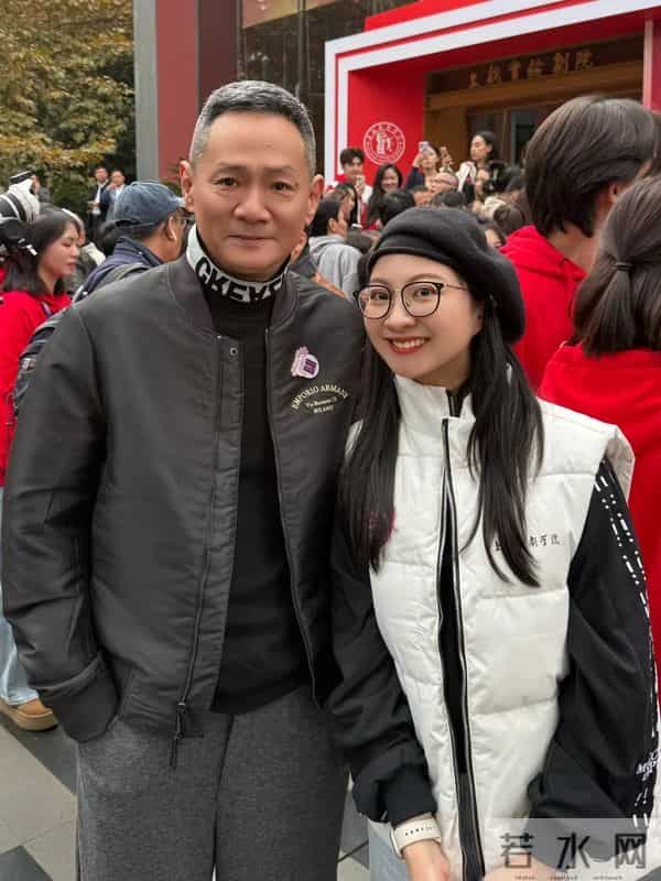 上戏80周年庆，雷佳音王传君同框，陈赫挽着杜江胳膊，于和伟也在