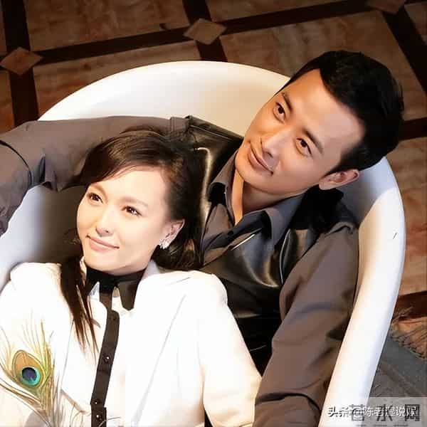 夫妻就是同林鸟，看到罗晋唐嫣并肩前行，才知什么是恩爱夫妻