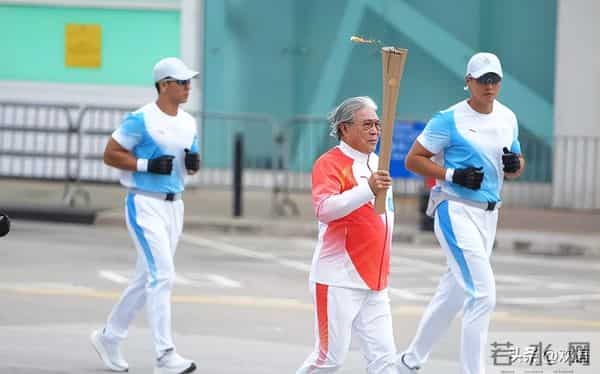 霍启刚也没想到，他79岁的父亲霍震霆，如今还能再为霍家“争光”