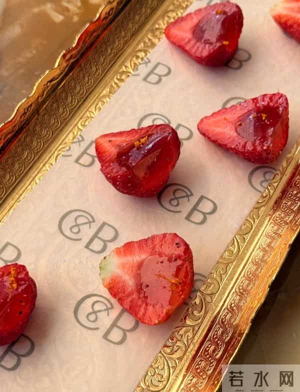 黄轩女友秀恩爱，在一起5年仍很甜，网友：这才是我们想要的嫂子