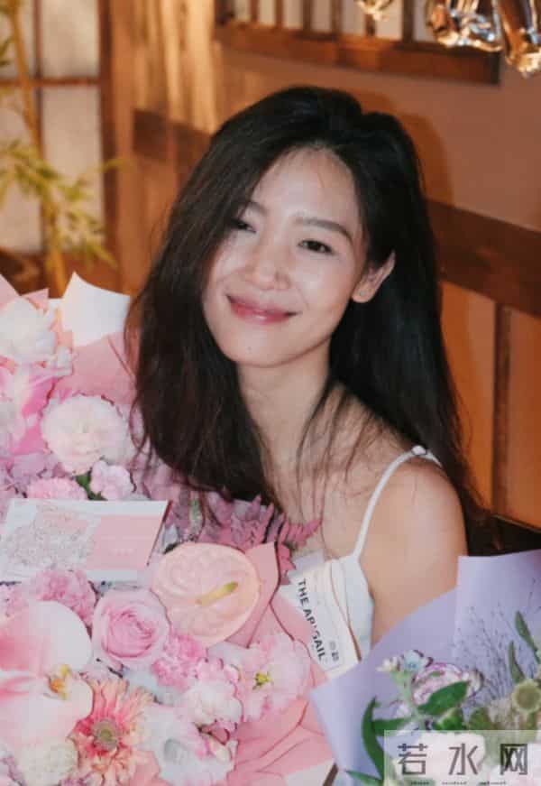 黄轩女友秀恩爱，在一起5年仍很甜，网友：这才是我们想要的嫂子