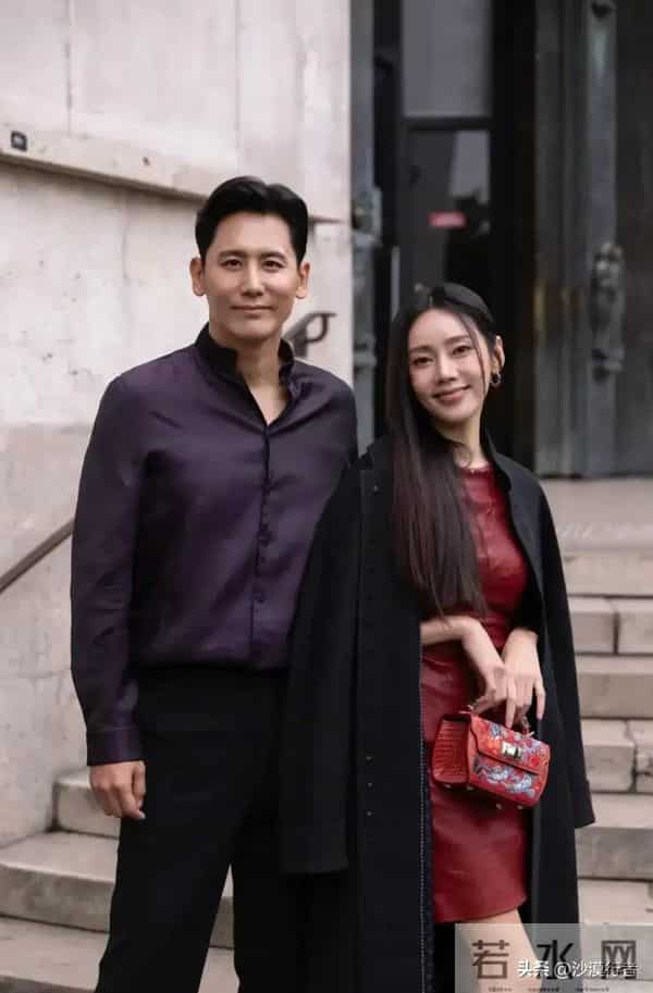 秋瓷炫现身北京，嘴歪油腻变化大到认不出来和于晓光拥抱甜蜜对视