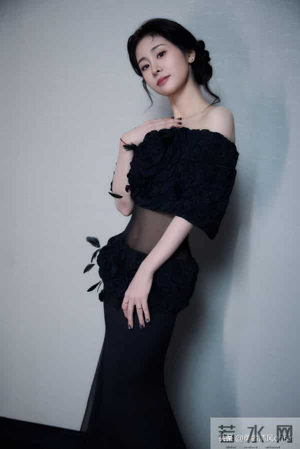 张碧晨云南被偶遇，真人脸又小又精致，无滤镜也好美啊！