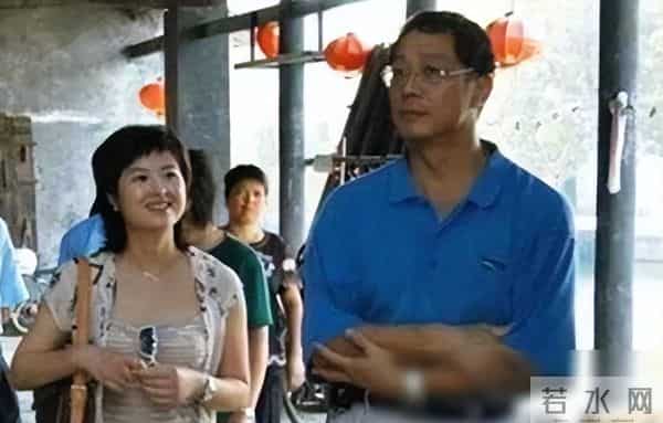 她曾是央视一枝花，低调嫁大18岁李铁为妻，如今52岁已满头白发