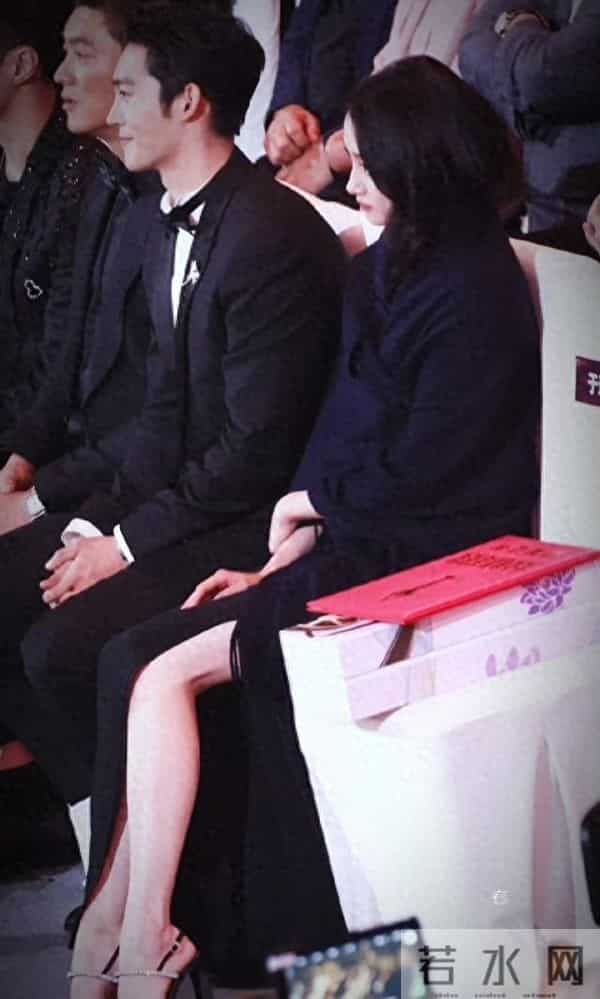 关晓彤[色][色][舔屏][舔屏][舔屏]长腿美足，这足弓真的顶[跪了]