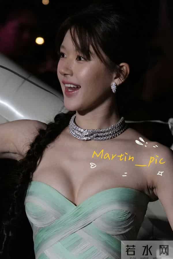 赵露思青春洋溢 元气满满