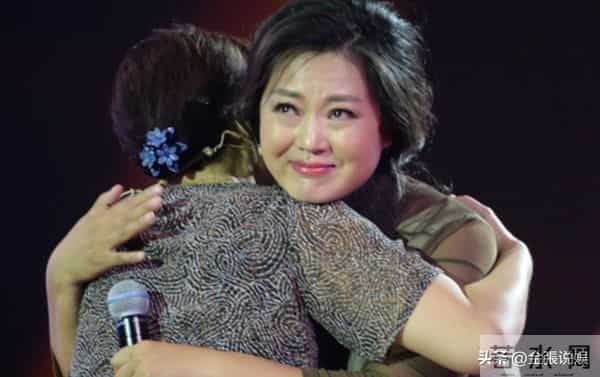 国家一级演员王茜华:45岁高龄为小丈夫生儿子,她后悔了吗?