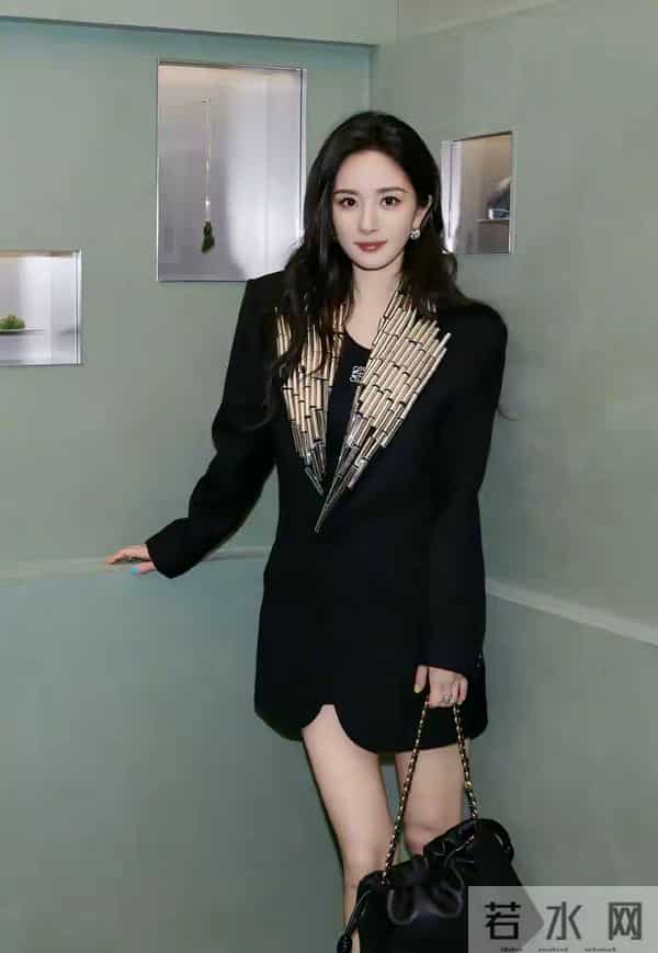 杨幂上海罗意威美爆了！黑丝装配短裤，生图腿长直逼2米。