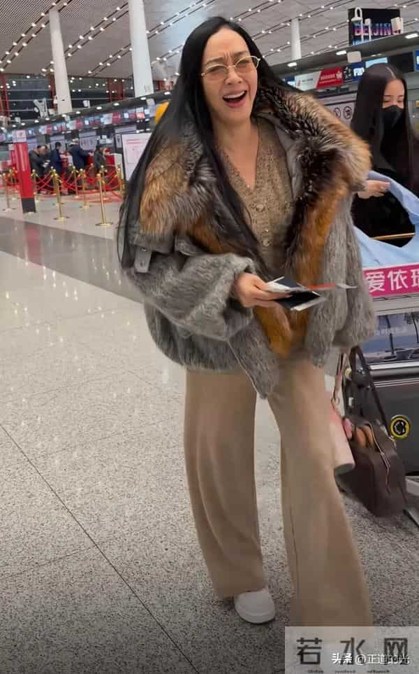 同是160斤 中分黑长直 胸大肩宽 李湘被骂肥头大耳 夸钟丽缇长相高级