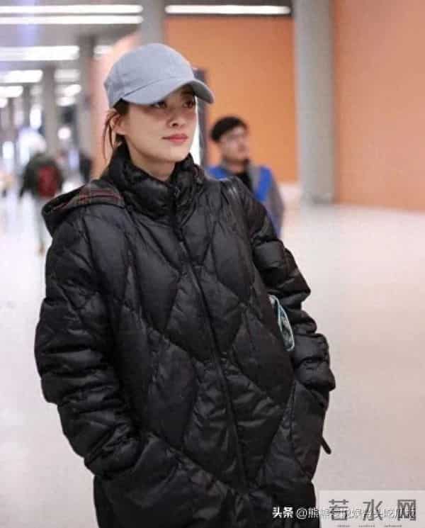 50岁梅婷换风格后真时髦！菱格羽绒服+打底裤+雪地靴，减龄又高级