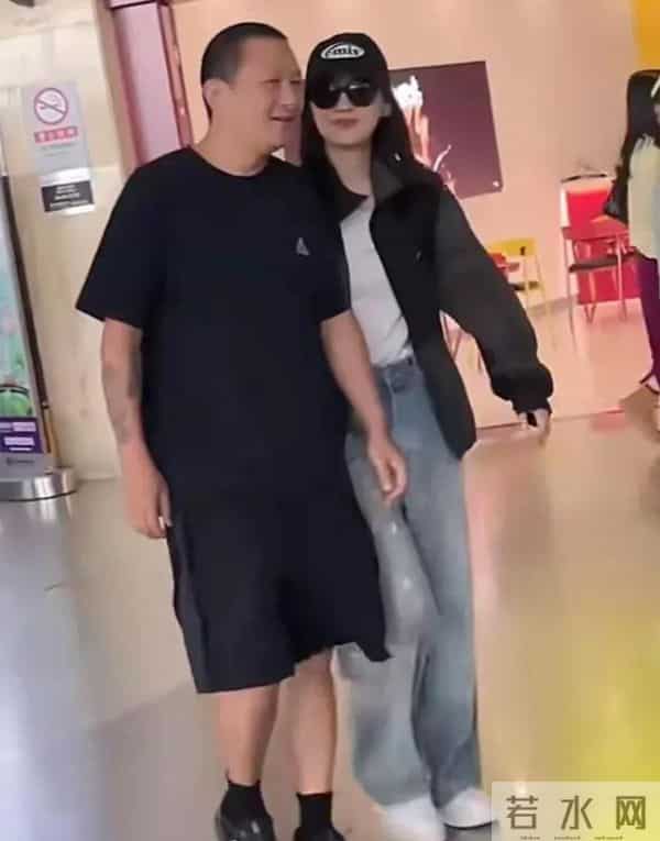 梅婷与老公罕见同框,老公一脸憨厚朴实,网友:像爸爸牵着女儿
