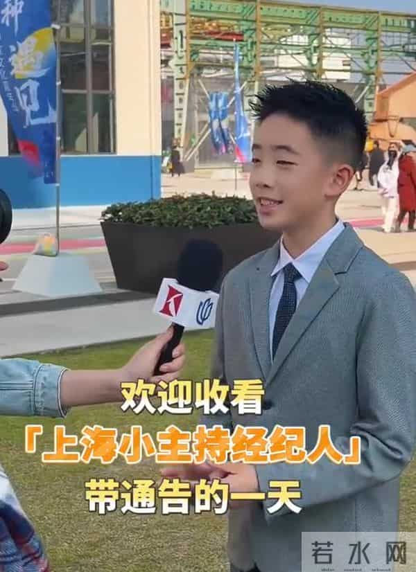 应采儿带娃出通告,素颜肿胀但满脸自豪,儿子后台背稿累到瘫桌上