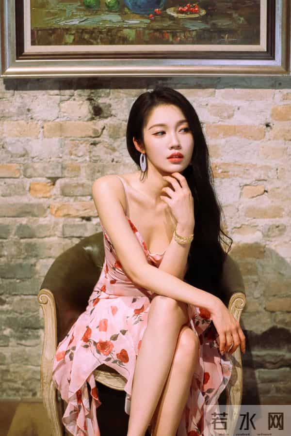 符雅凝脚踩红色高跟鞋，吊带裙穿搭真迷人