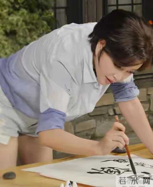 “刘晓庆”高调杀回来,穿衬衫+超短裤像小姑娘,大长腿好抢风头