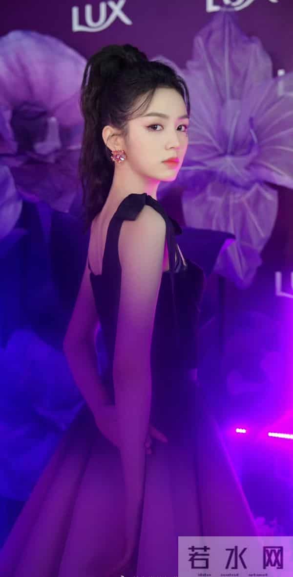 周也 黑色渐变裙的小公主