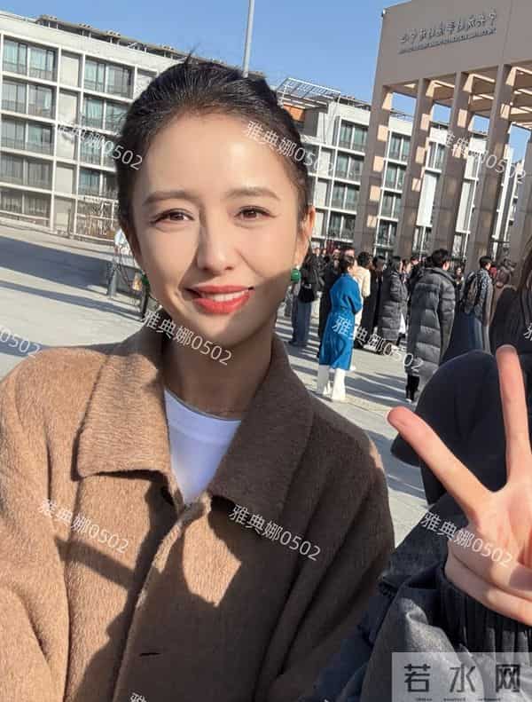 中戏遇到明星佟丽娅温柔漂亮但明显发福见老,靳东又高又帅很有派