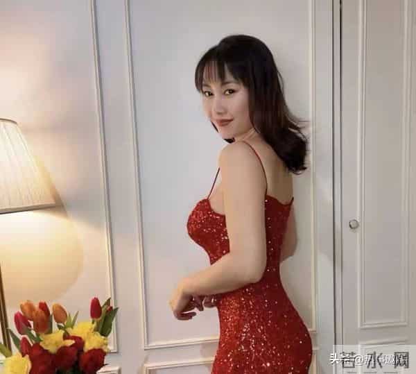 香港知名女星否认隆胸传闻,身材是天生丰满,还透露富豪提出包养