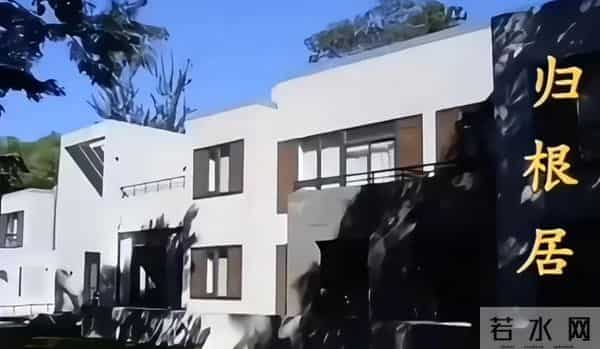 翁帆公开露面，她带妈妈看展，她仍穿一身黑衣服，但脸上有笑容了