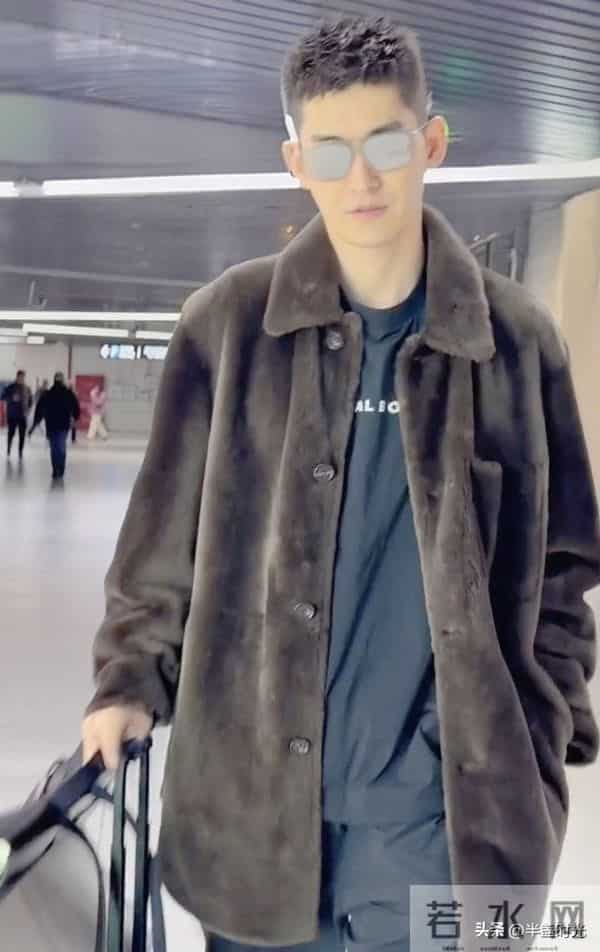 41岁张翰在机场被偶遇，他穿着绒毛大衣，身材修长，眼镜泛光 帅气