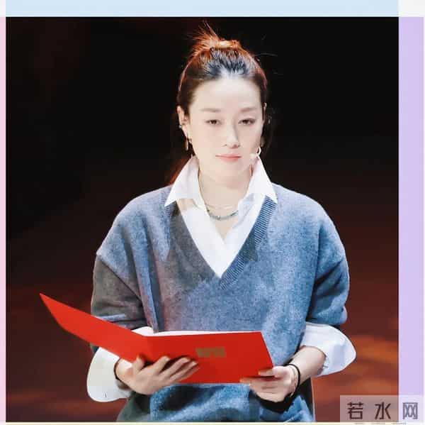 马伊琍回上戏80周年庆生，丸子头造型随性，松弛感拉满状态佳