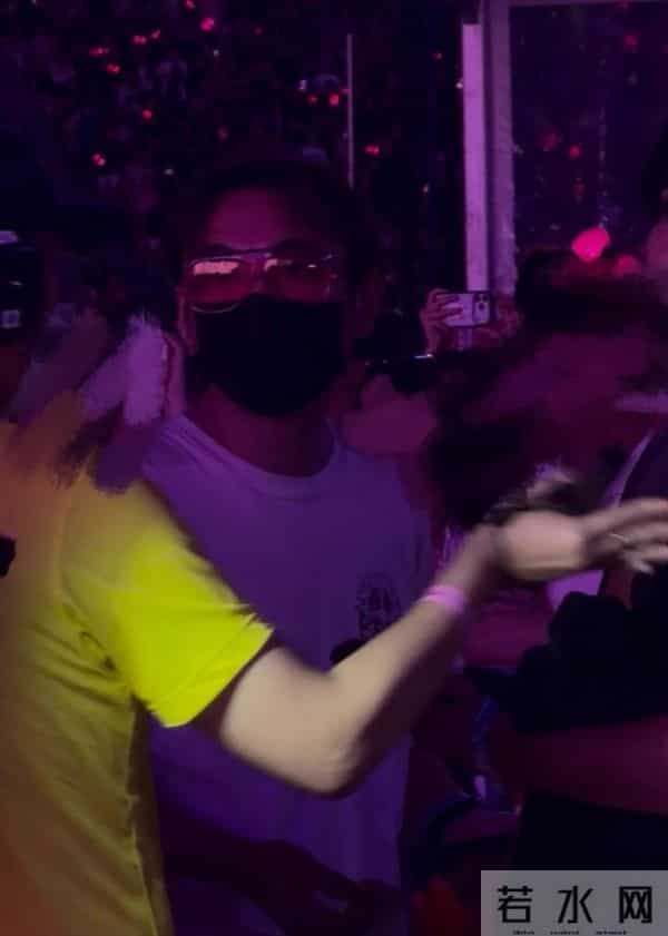 王思聪和懒懒新加坡约会,吃苍蝇餐馆消费降级,一行为遭路人吐槽