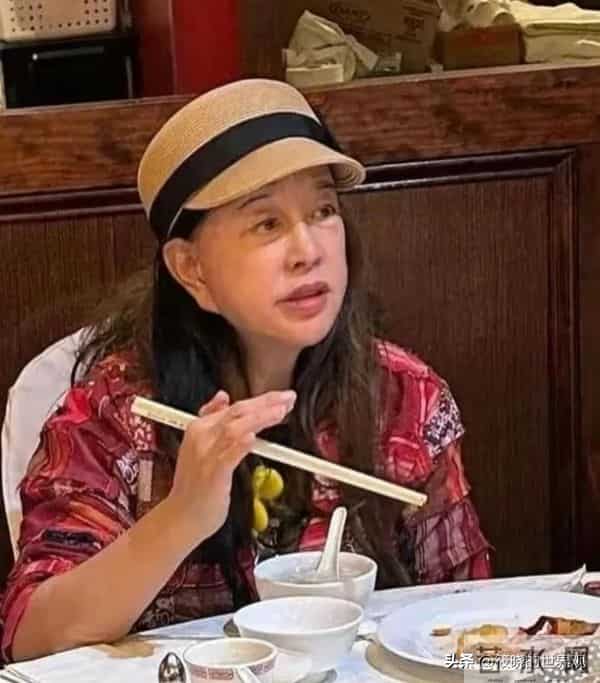 75岁刘晓庆频繁摔倒、认错人,在她身上令人担心的事情还是发生了