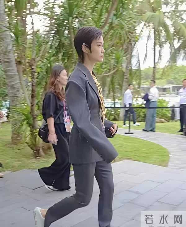 偶遇李宇春,大金项链,特别亮眼,穿得特别酷