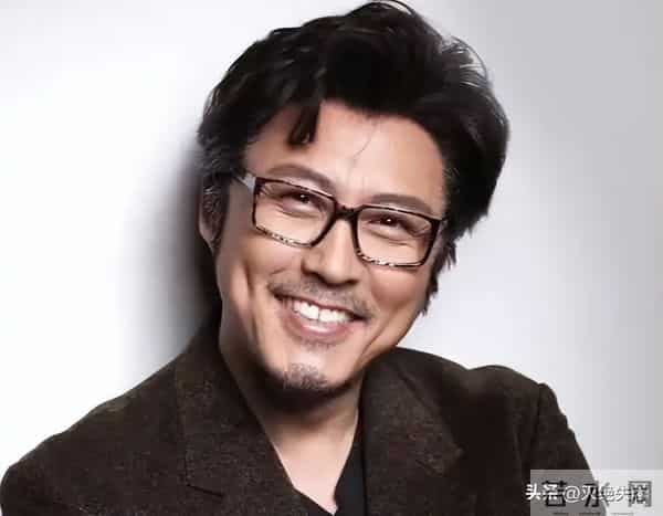 他是红楼第一美男，今62岁享受天伦，住豪宅被家里仨女的“拿捏”