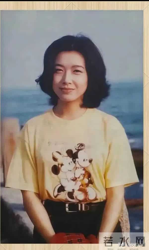 57岁江珊现状让人心酸,脸垮嘴斜,满头的白发,一代女神像老太太