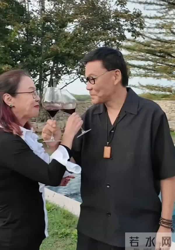 61岁李国庆拥吻德籍妻子,疯狂示爱,太甜蜜了