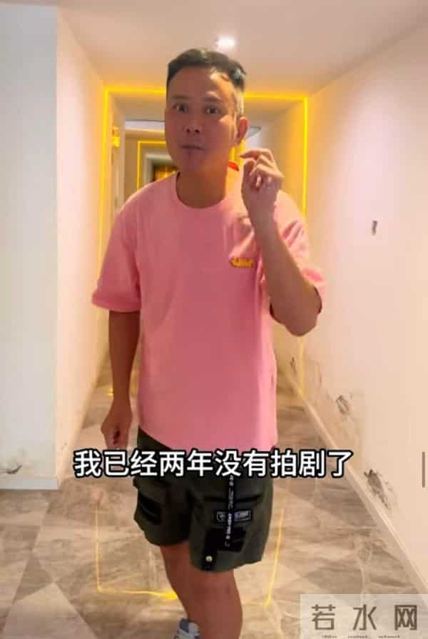 TVB绿叶王曾被嘲笑跑龙套，转行做直播，罕晒婚纱照感激太太包容