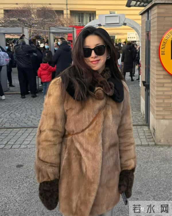 朱珠一家三口北京逛圣诞集市 朱珠挤开老公真相大白 两口子笑翻网友