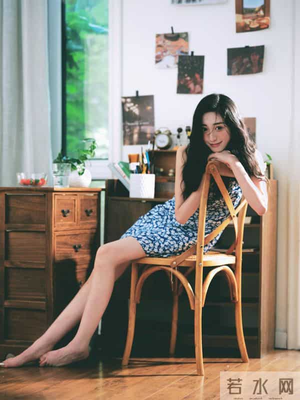 北电校花杨新锐光脚丫写真,小吊带穿搭纯欲迷人