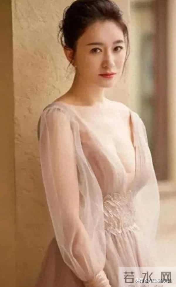 47岁李小冉人间尤物太丰满了，这谁顶得住？让人欲罢不能。