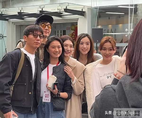 严屹宽夫妇回上戏母校，杜若溪和同学一起吃盒饭，王冠薛佳凝都在