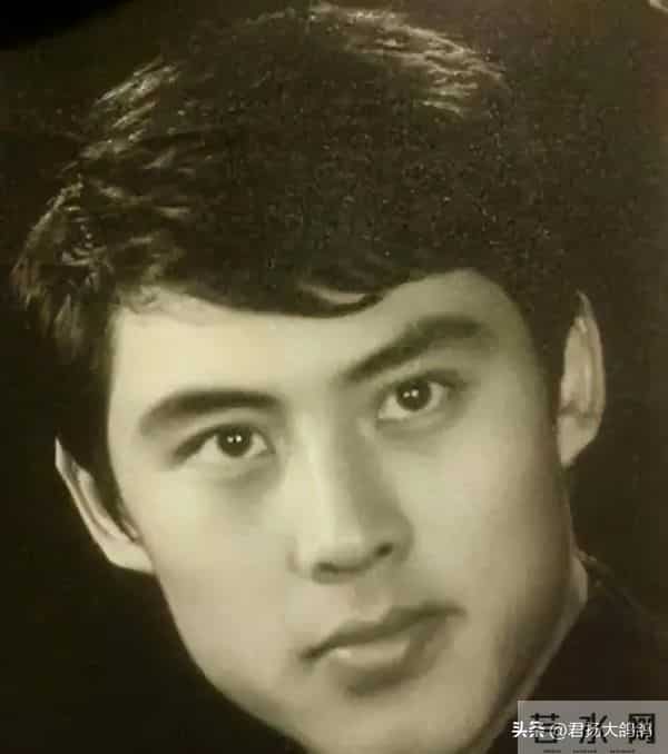 他是红楼第一美男,62岁住豪宅享天伦之乐,被家里仨女的“拿捏”