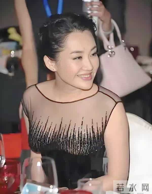 许晴，这张国字脸，真的太标志了，真不愧是倾国倾城的大美人啊