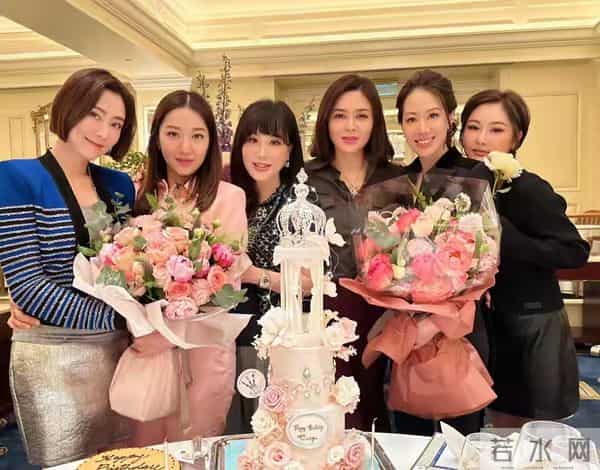 61岁关之琳和68岁吕良伟聚餐照流出，这状态直接美到我失语！