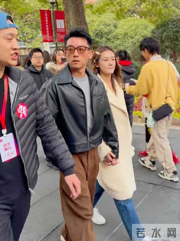 郑恺带着妻子回母校上戏参加校庆活动,夫妻俩牵着手走路,好恩爱
