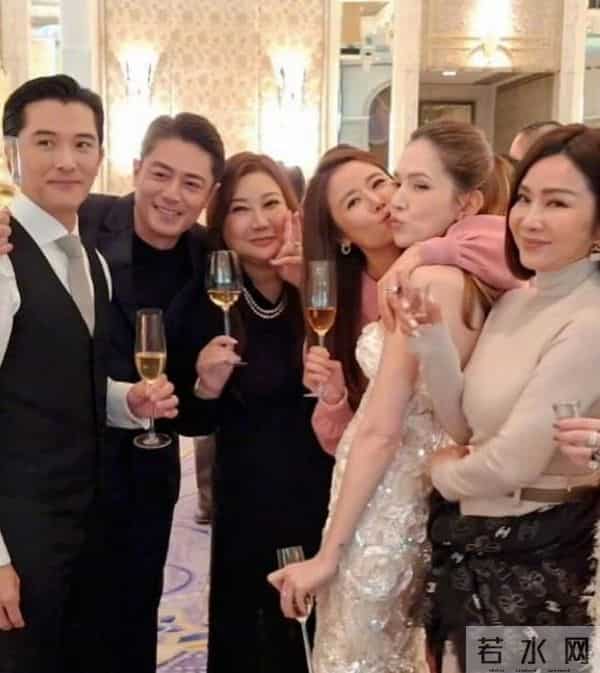 林心如在邱泽许玮甯婚礼光脚跳舞，下台后获霍建华亲吻，太恩爱了