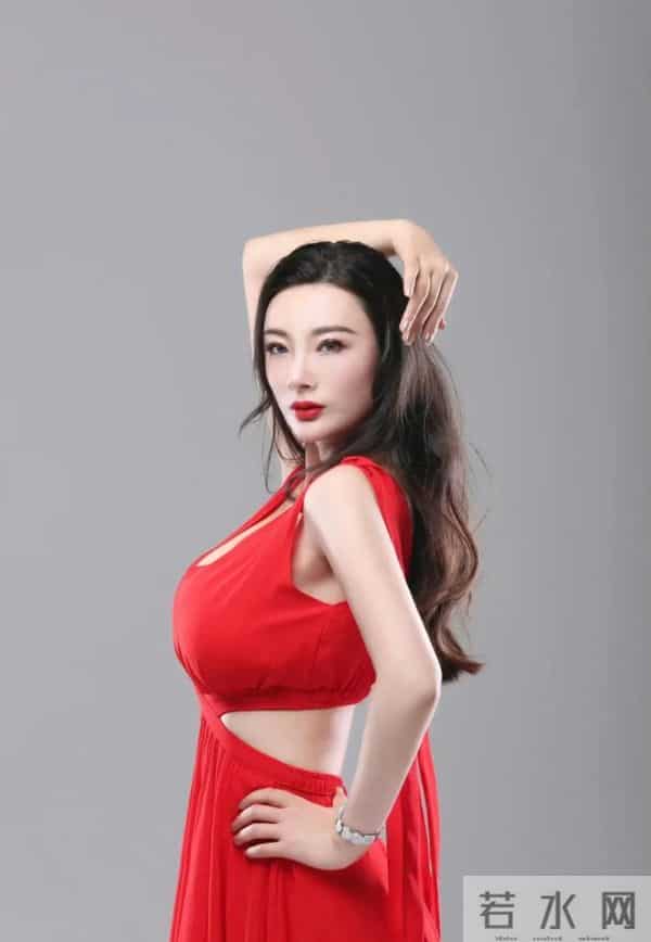 王李丹妮-身材丰腴，一袭红裙韵味十足，不愧被称为“山中女神”