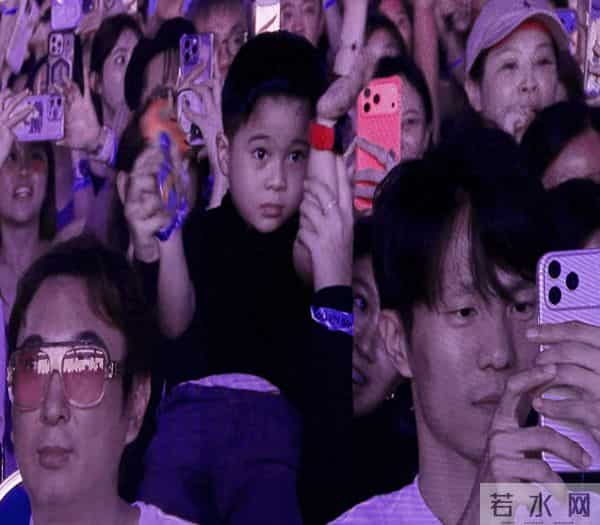 王思聪和懒懒新加坡约会,吃苍蝇餐馆消费降级,一行为遭路人吐槽